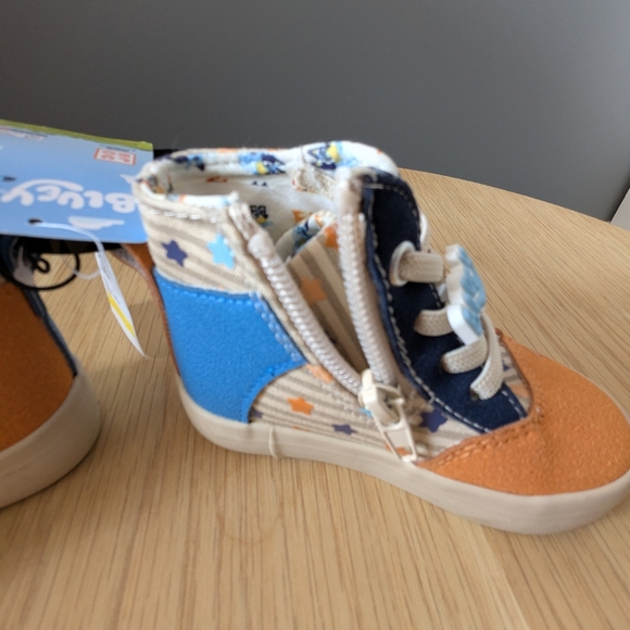 NWT Bluey Unisex Kids (Size 5) Sneakers/Shoes With Faux Laces And Zipper Closure - Picture 2 of 16
